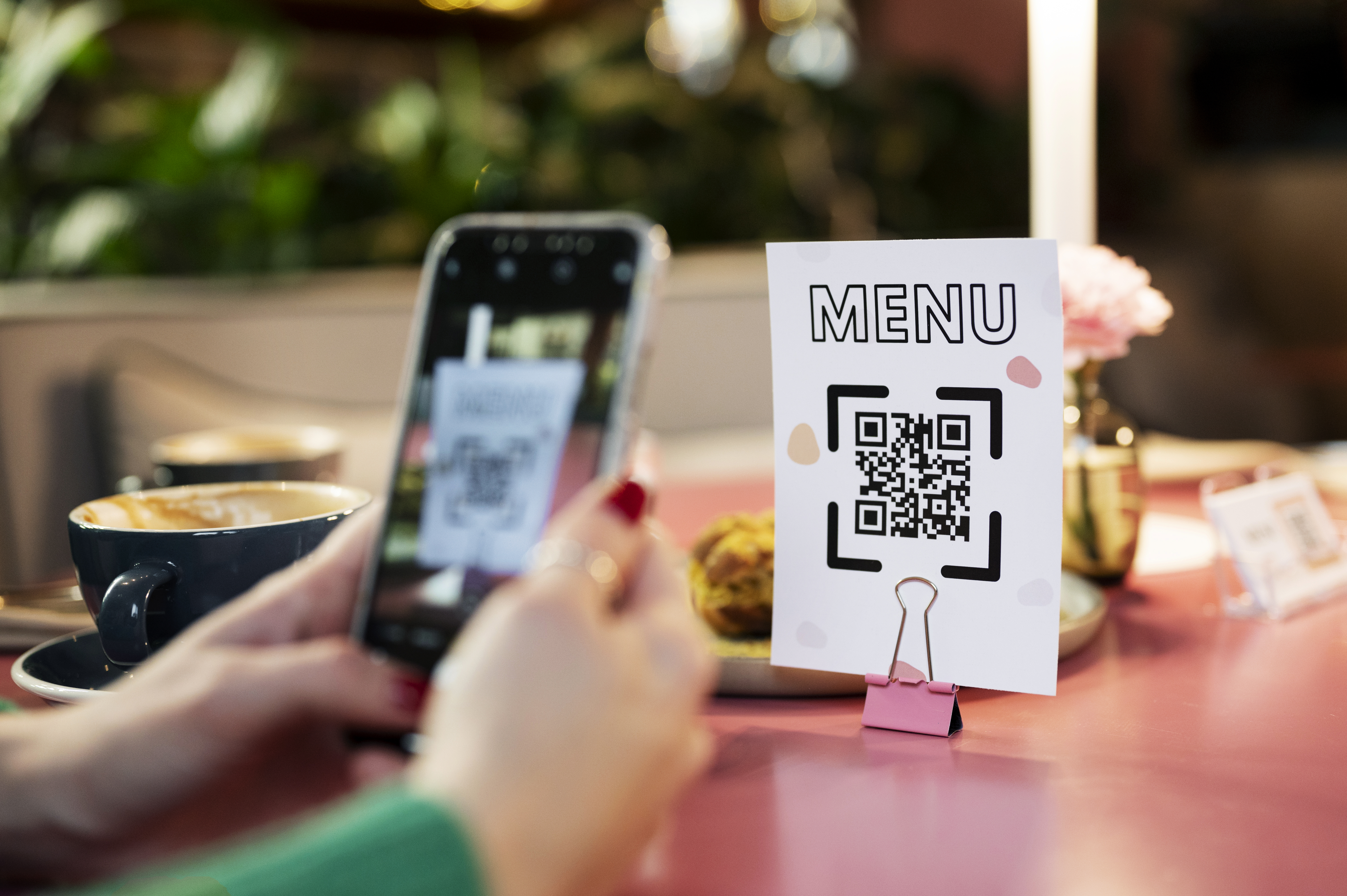 Restoranlar üçün QR Menyu Sistemləri: Kağız Menyulara Müasir Alternativ